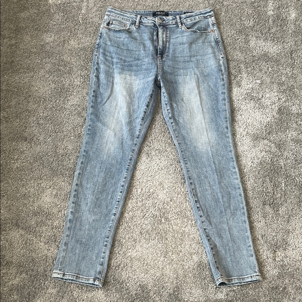 Judy Blue Light Wash Boyfriend Jeans